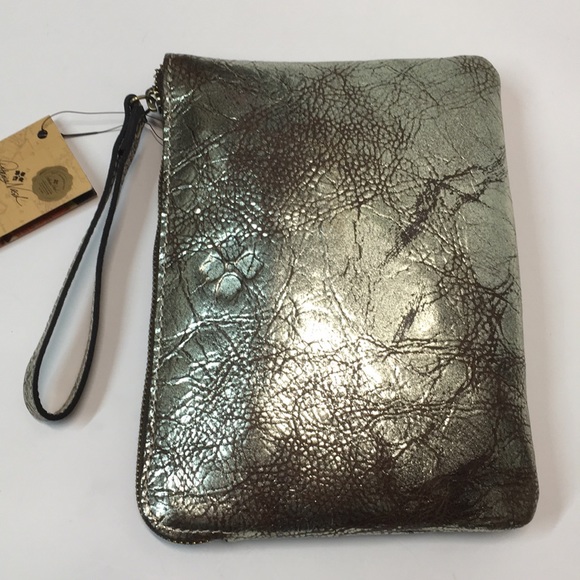 NWT💄 Patricia Nash Gold Wristlet - Picture 13 of 13
